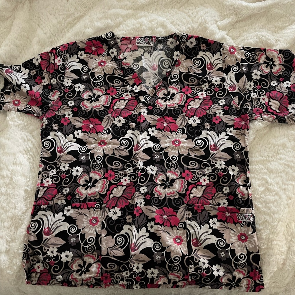 Floral UA scrub top Size Medium